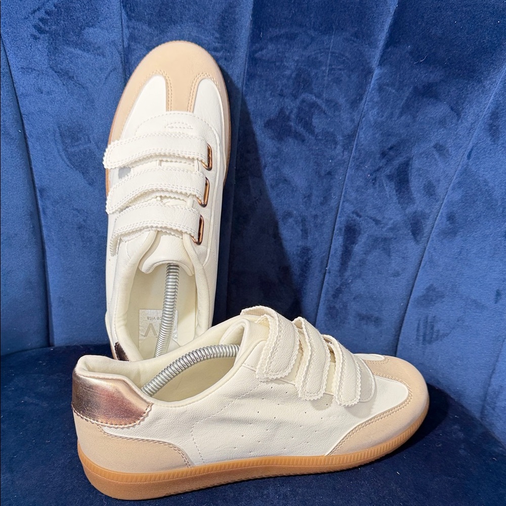 dv by Dolce Vita Cream and Tan Women's Sneakers with Rose Gold Accents Size 8.5